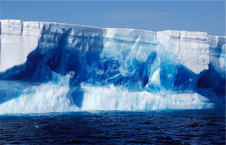simsearch:862-05996644,k - Tabular iceberg with large deep blue horizontal vein Foto de stock - Direito Controlado, Número: 862-03288574
