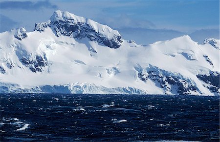 simsearch:862-03736159,k - S'approchant de la côte de la péninsule Antarctique sur une journée venteuse Photographie de stock - Rights-Managed, Code: 862-03288577