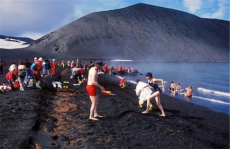 deception island - Cruise vessel tourists bathing in volcanically heated water Foto de stock - Con derechos protegidos, Código: 862-03288571