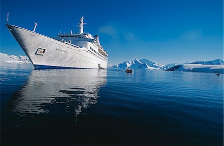 paradise harbour - Zodiac et passagers allant à terre à la base chilienne dans le port de paradis sur la péninsule Antarctique. Photographie de stock - Rights-Managed, Code: 862-03288598