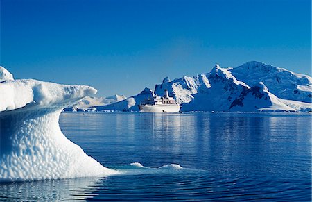 simsearch:862-05996644,k - MV Discovery in Paradise Harbour with surrounding peaks and icebergs. Antarctic Peninsula. Foto de stock - Direito Controlado, Número: 862-03288600