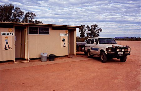 Roadside Public toilet,with classic Australian signs - Sheilas and Blokes - beside a road through the Outback Foto de stock - Con derechos protegidos, Código: 862-03288634