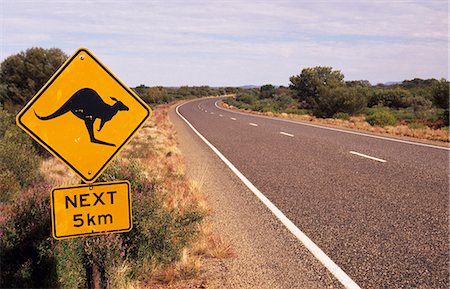 Chemin du chemin à travers l'Outback signer avertissement des kangourous Photographie de stock - Rights-Managed, Code: 862-03288630