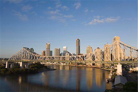 simsearch:862-03288851,k - Leuchten Sie am frühen Morgen auf Brisbanes Story Bridge und zentralen Geschäftsviertel entlang der Uferpromenade des Brisbane River. Stockbilder - Lizenzpflichtiges, Bildnummer: 862-03288666