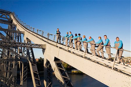 Un groupe d'alpinistes font leur chemin vers le haut des poutres d'acier du pont histoire de Brisbane. La montée d'aventure pont histoire commencée en 2005 et est l'un de seulement quatre de ces expériences dans le monde. Photographie de stock - Rights-Managed, Code: 862-03288660