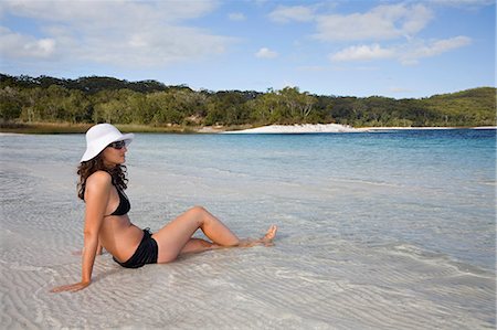 simsearch:862-03288732,k - A woman looks out over the clear waters and white sand beach of Lake Mckenzie on Fraser Island. Foto de stock - Con derechos protegidos, Código: 862-03288697