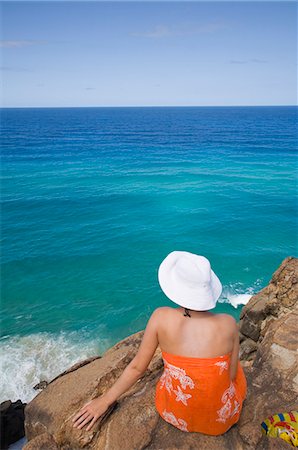 simsearch:862-03288697,k - Une femme donne sur la mer du point de vue à Indian Head. L'éperon rocheux est un point de vue populaire pour l'observation des dauphins, des requins et migration des baleines à bosse sur la côte est de l'île Fraser. Photographie de stock - Rights-Managed, Code: 862-03288705