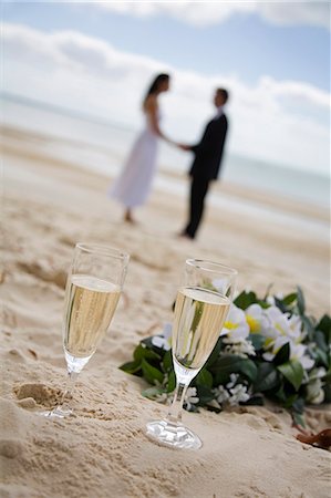 simsearch:862-03288708,k - Un couple prenez un verre célébration sur la plage de Kingfisher Bay sur l'île de Fraser. Photographie de stock - Rights-Managed, Code: 862-03288754