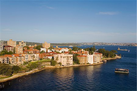 simsearch:862-03736183,k - Harbourside apartments near Kirribilli Point on the north shore of Sydney. Kirribilli House at the end of the Point is the Sydney residence of the Australian Prime Minister. Foto de stock - Con derechos protegidos, Código: 862-03288774