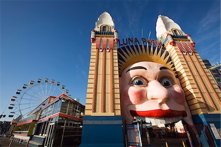 simsearch:862-03288793,k - The smiling face entrance to Luna Park at Lavendar Bay on the Sydney north shore. The iconic amusement park has been a Sydney fun fixture since 1935. Fotografie stock - Rights-Managed, Codice: 862-03288776