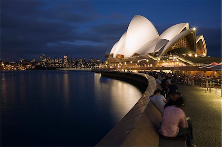 porto di sydney - Crowds enjoy a drink at the Opera Bar at the foot of the iconic Sydney landmark Fotografie stock - Rights-Managed, Codice: 862-03288809