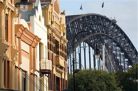 Historic architecture at The Rocks with a backdrop of the Sydney Harbour Bridge Foto de stock - Direito Controlado, Número: 862-03288810