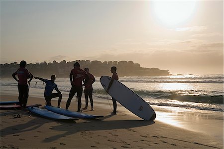 A instructor gives an early morning lesson at surf school on the sands of Bondi Beach in Sydney Foto de stock - Con derechos protegidos, Código: 862-03288825