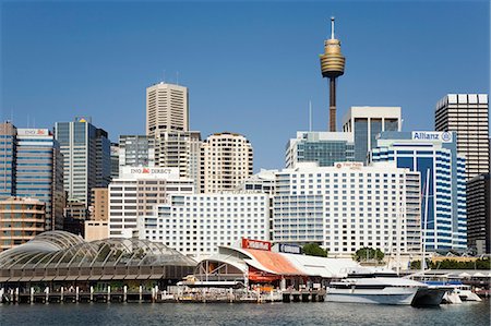 simsearch:862-03288838,k - The Darling Harbour leisure park housing the Wildlife World and the Sydney Aquarium is flanked by the office skyline of central Sydney Foto de stock - Con derechos protegidos, Código: 862-03288829