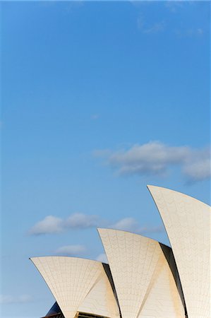 simsearch:862-03288851,k - The iconic arches of the Sydney Opera House. Inspired by palm fronds and covered by over a million Swedish made tiles the Opera House is one of the world's most recognised landmarks. Foto de stock - Con derechos protegidos, Código: 862-03288821