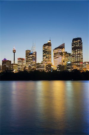 simsearch:862-03360749,k - The lights of the central Sydney skyline are reflected in the waters of Farm Cove on Sydney harbour Foto de stock - Con derechos protegidos, Código: 862-03288836