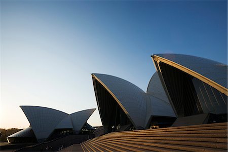 Lumière crépusculaire peint les étapes de l'emblématique opéra de Sydney à Bennelong Point Photographie de stock - Rights-Managed, Code: 862-03288832