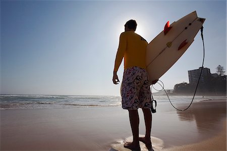 simsearch:862-03360749,k - A surfer looks out to the waves at Manly Beach on Sydney's north shore Foto de stock - Con derechos protegidos, Código: 862-03288847