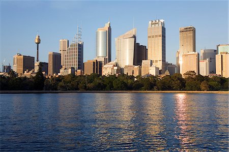 simsearch:862-03288842,k - The skyline of central Sydney is reflected in the waters of Farm Cove Fotografie stock - Rights-Managed, Codice: 862-03288854