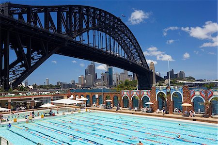 simsearch:862-03288842,k - Swimmers do laps at the scenic North Sydney pool at Milsons Point - at the foot of the Harbour Bridge Fotografie stock - Rights-Managed, Codice: 862-03288866