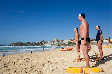 Members of the Bondi Surf Bathers Life Saving Club stand at the ready for a training rescue with traditional reel and line Foto de stock - Con derechos protegidos, Código: 862-03288861