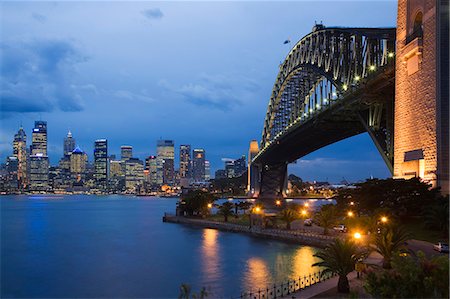 simsearch:862-08700169,k - Twilgiht view of the Harbour Bridge and skyline of central Sydney from Milsons Point on the north shore Stock Photo - Rights-Managed, Code: 862-03288871