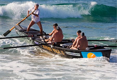 simsearch:841-03067384,k - A surfboat crew battles through the waves at Cronulla Beach in Sydney. Surfboat racing are a major event during surf lifesaving carnivals on Australian beaches. Foto de stock - Con derechos protegidos, Código: 862-03288880