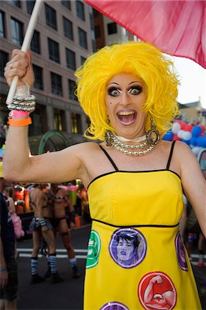 Mitzi Macintosh - a colourful personality of the annual Sydney Gay and Lesbian Mardi Gras Parade. The festival finale is the world's largest night time parade. Fotografie stock - Rights-Managed, Codice: 862-03288896