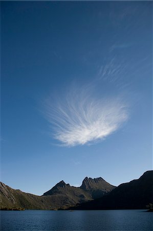 dove lake - La forme particulière de Cradle Mountain à partir de lac Dove dans les hauts plateaux du centre de la Tasmanie Photographie de stock - Rights-Managed, Code: 862-03288978