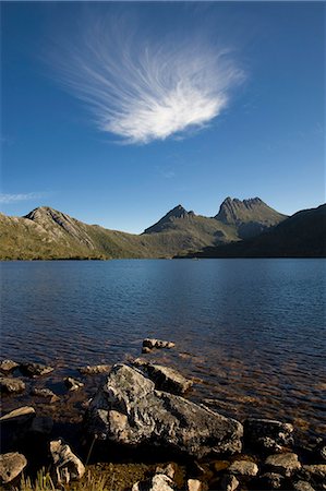 dove lake - La forme particulière de Cradle Mountain à partir de lac Dove dans les hauts plateaux du centre de la Tasmanie Photographie de stock - Rights-Managed, Code: 862-03288979