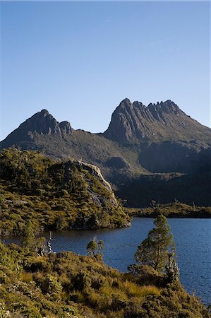 simsearch:862-03289017,k - La forme particulière de Cradle Mountain à partir de lac Dove dans les hauts plateaux du centre de la Tasmanie Photographie de stock - Rights-Managed, Code: 862-03288981