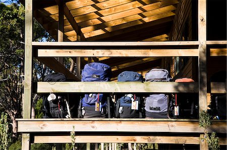 simsearch:862-03289027,k - Sacs à dos, alignés sur le balcon de la nouvelle cabane du mont Pélion sur la piste Overland Track Photographie de stock - Rights-Managed, Code: 862-03289018