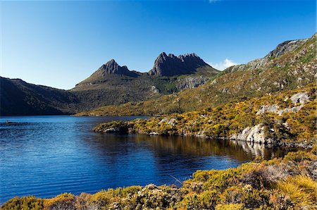 dove lake - Australie, Tasmanie. Pics de Cradle Mountain (1545m) au lac Dove sur ""Cradle Mountain-Lake St Clair Parc National"" - partie Tasmanian Wilderness Site du patrimoine mondial. Photographie de stock - Rights-Managed, Code: 862-03289064