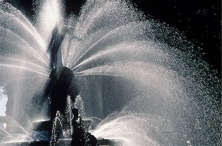 porto di sydney - Australia,New South Wales,Sydney. A fountain in the centre of Sydney close to the Harbour. Fotografie stock - Rights-Managed, Codice: 862-03289096