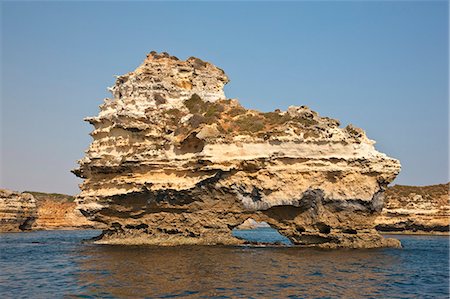 Australia,Victoria. Limestone stacks in the Bay of Islands,off the Great Ocean Road. Foto de stock - Con derechos protegidos, Código: 862-03289135
