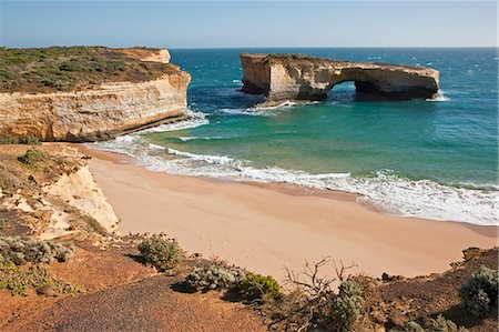 simsearch:862-03289140,k - Australia,Victoria. London Arch off the Great Ocean Road. The feature was originally called London Bridge until an arch connecting it to the mainland collapsed in 1990. Foto de stock - Direito Controlado, Número: 862-03289130