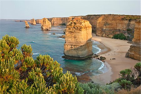 red cliff - Australia,Victoria. Some of the Twelve Apostles standing in shallow water in the Port Campbell National Park. Fotografie stock - Rights-Managed, Codice: 862-03289132