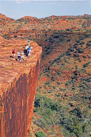 Australien, Northern Territory. Touristen schauen über einer steilen Felswand am Kings Canyon. Stockbilder - Lizenzpflichtiges, Bildnummer: 862-03289168