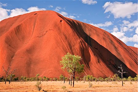 Australie, Northern Territory. Uluru ou Ayres Rock, une formation rocheuse de grès énormes, est l'une des icônes naturelles plus reconnus de l'Australie. Photographie de stock - Rights-Managed, Code: 862-03289177
