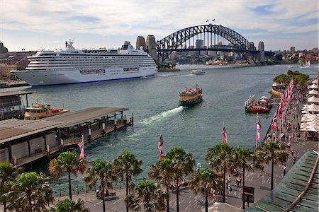 Australien New South Wales. Circular Quay und Sydney Cove mit großen Passagierschiff liegt in der Nähe von Sydney Harbour Bridge. Stockbilder - Lizenzpflichtiges, Bildnummer: 862-03289216