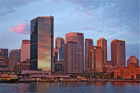 Australien New South Wales. Circular Quay und Sydney Skyline bei Sonnenaufgang. Stockbilder - Lizenzpflichtiges, Bildnummer: 862-03289211