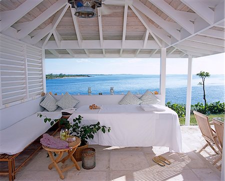 La table de massage dans la cabane de la piscine à Little Whale Cay donne sur l'océan Photographie de stock - Rights-Managed, Code: 862-03289276