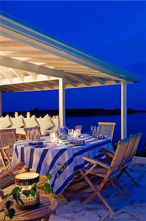 Mis à table pour dîner à côté de la piscine à débordement à Little Whale Cay Photographie de stock - Rights-Managed, Code: 862-03289308