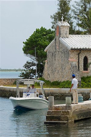 simsearch:862-03289338,k - Surplombé par la chapelle rustique de l'île, un bateau pénètre dans le havre de Little Whale Cay Photographie de stock - Rights-Managed, Code: 862-03289313