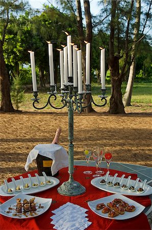 Champagne and canapes served at the table in the Casuarina grove on Little Whale Cay Foto de stock - Con derechos protegidos, Código: 862-03289324