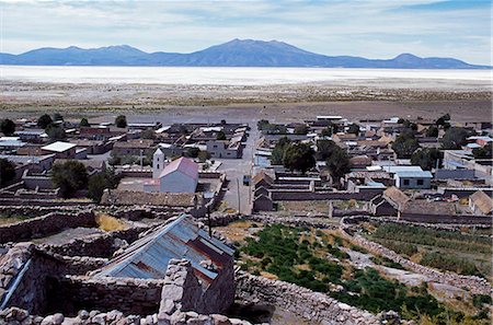 Das Dorf San Pedro de Quemez sieht Norden in Richtung der Salar de Uyuni, der größte Salzsee der Welt. Das ursprüngliche Dorf wurde durch die chilenische Armee 1879 im pazifischen Krieg niedergebrannt. Stockbilder - Lizenzpflichtiges, Bildnummer: 862-03289423