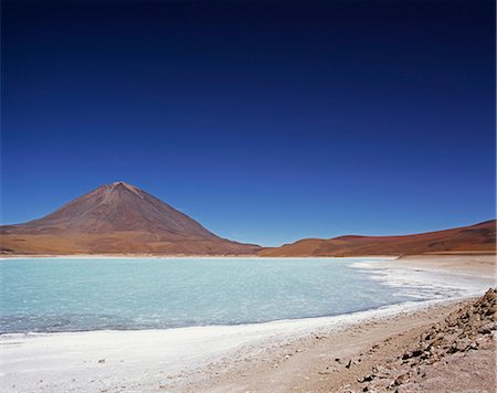 simsearch:862-03711722,k - The striking turquoise waters of Laguna Verde with the perfect cone of Volcan Licancabur 5868 m rising above it. The distinctive green colour of the water is due to the high concentration of arsenic and other minerals. Foto de stock - Con derechos protegidos, Código: 862-03289449