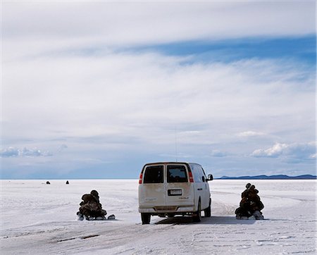 Stone cairns mark the safe entry point for vehicles onto the salt crust of the Salar de Uyuni,the largest salt flat in the world. Driving onto the salt anywhere else risks becoming bogged down to the axles. Foto de stock - Con derechos protegidos, Código: 862-03289463