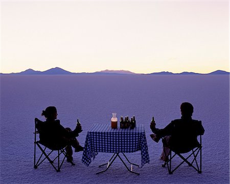 simsearch:862-03289428,k - Tourists enjoy sundowners while looking out across the endless salt crust of the Salar de Uyuni,the largest salt flat in the world at over 12,000 square kilometres. Foto de stock - Con derechos protegidos, Código: 862-03289472