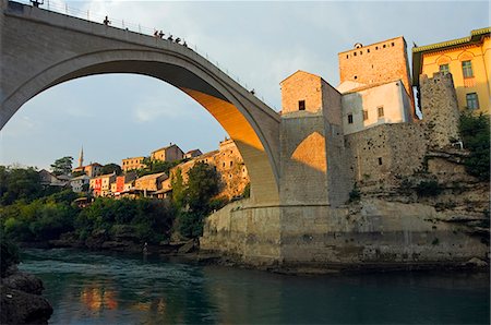 La Balkans Bosnie Mostar fin après-midi lumière sur le pont de la paix Stari Most réplique du pont en pierre du XVIe siècle détruite par les Croates de bombardements en 1993 et ouvert en 2004 la rivière Neretva Photographie de stock - Rights-Managed, Code: 862-03289484